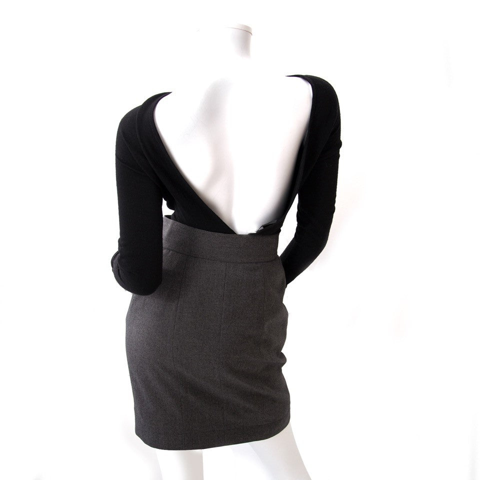 Vintage Chanel grey woolen skirt for the best price at Labellov webshop. Safe and secure online shopping with 100% authenticity. Vintage Chanel gris laine jupe pour le meilleur prix.
