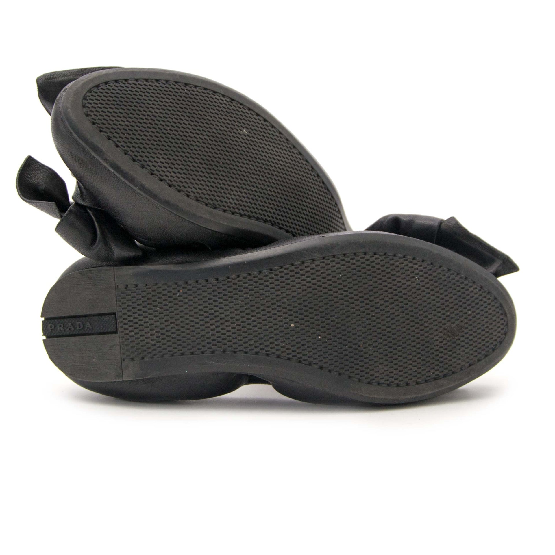Buy authentic Prada ballerina flats at the best price at Labellov. Safe and secure shopping. Koop tweedehands authentieke Prada ballerina's bij Labellov in Antwerpen.