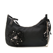 Schwarze Prada Handtasche mit vielen Feinheiten heute online auf labellov.com gegen den besten Preis.