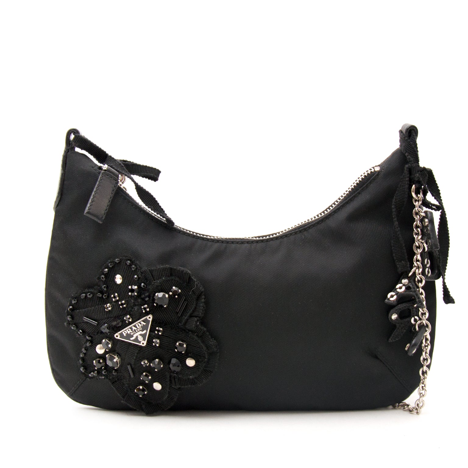 Schwarze Prada Handtasche mit vielen Feinheiten heute online auf labellov.com gegen den besten Preis.