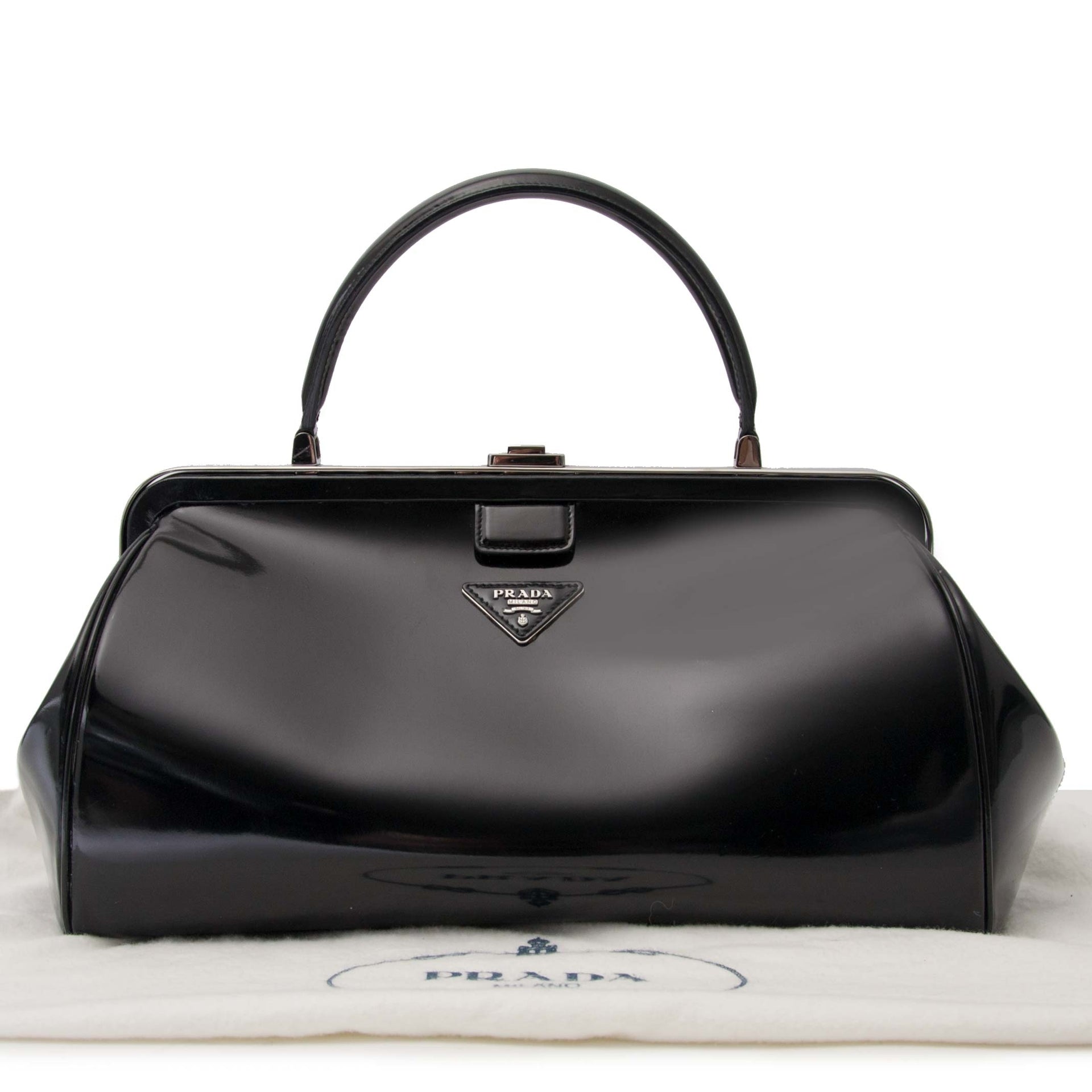 Prada Black Patent Bowling Bag Buy authentic designer Prada secondhand bags at Labellov at the best price. Safe and secure shopping. Koop tweedehands authentieke Prada tassen bij designer webwinkel labellov.