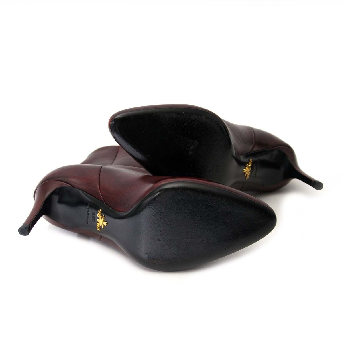 Koop authentieke tweedehands Prada bordeaux enkellaarsjes aan een eerlijke prijs bij LabelLOV. Veilig online shoppen.
