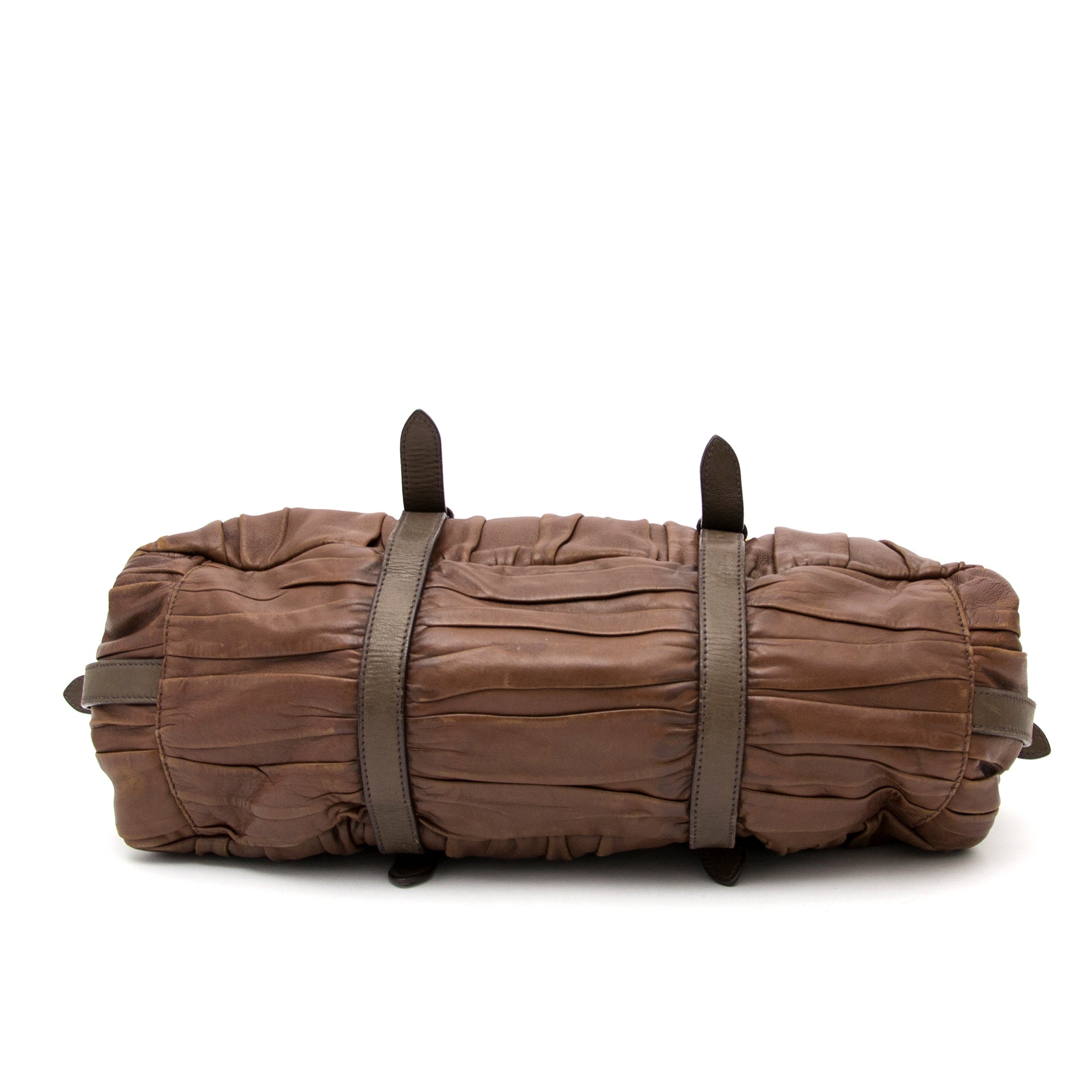 Vintage Prada brown bag for the best price at Labellov webshop. Safe and secure online shopping with 100% authenticity. Vintage Prada brun bag pour le meilleur prix.