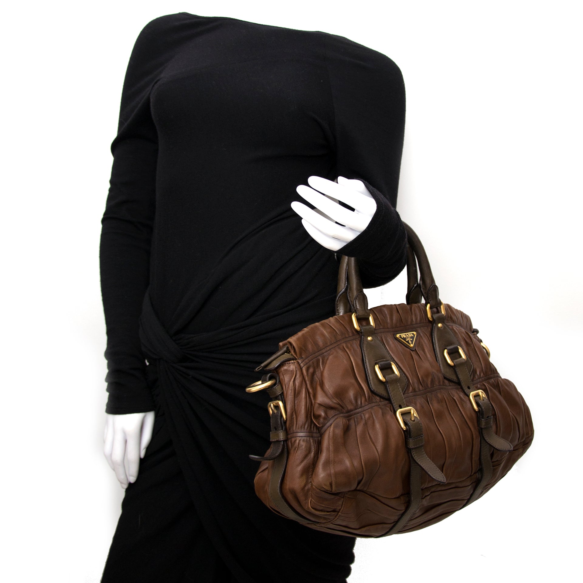 Second-hand Prada brown satchel for the best price at Labellov webshop. Safe and secure online shopping with 100% authenticity. Seconde main Prada brun satchel pour le meilleur prix.