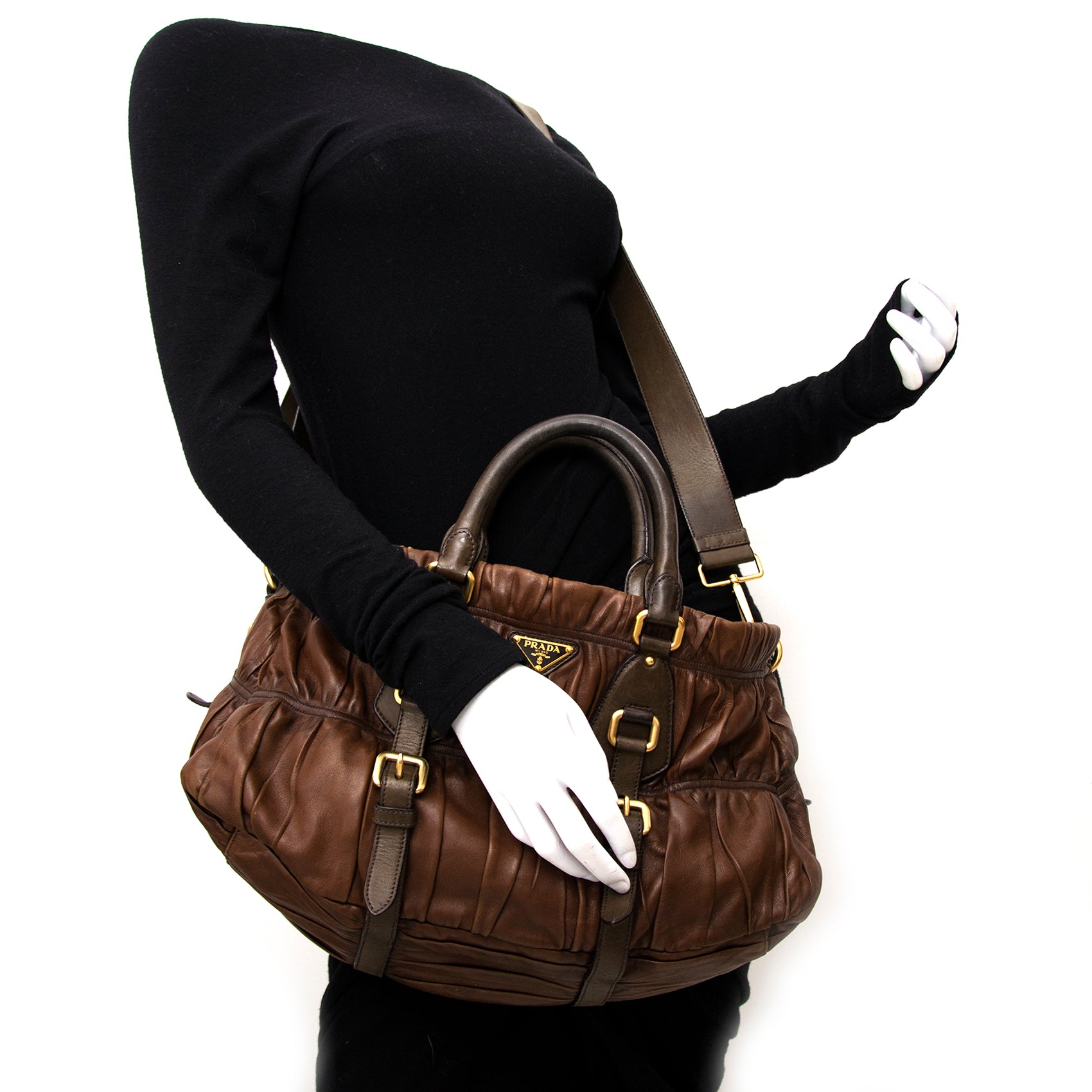 Second-hand Prada satchel bag for the best price at Labellov webshop. Safe and secure online shopping with 100% authenticity. Seconde main Prada satchel bag pour le meilleur prix.