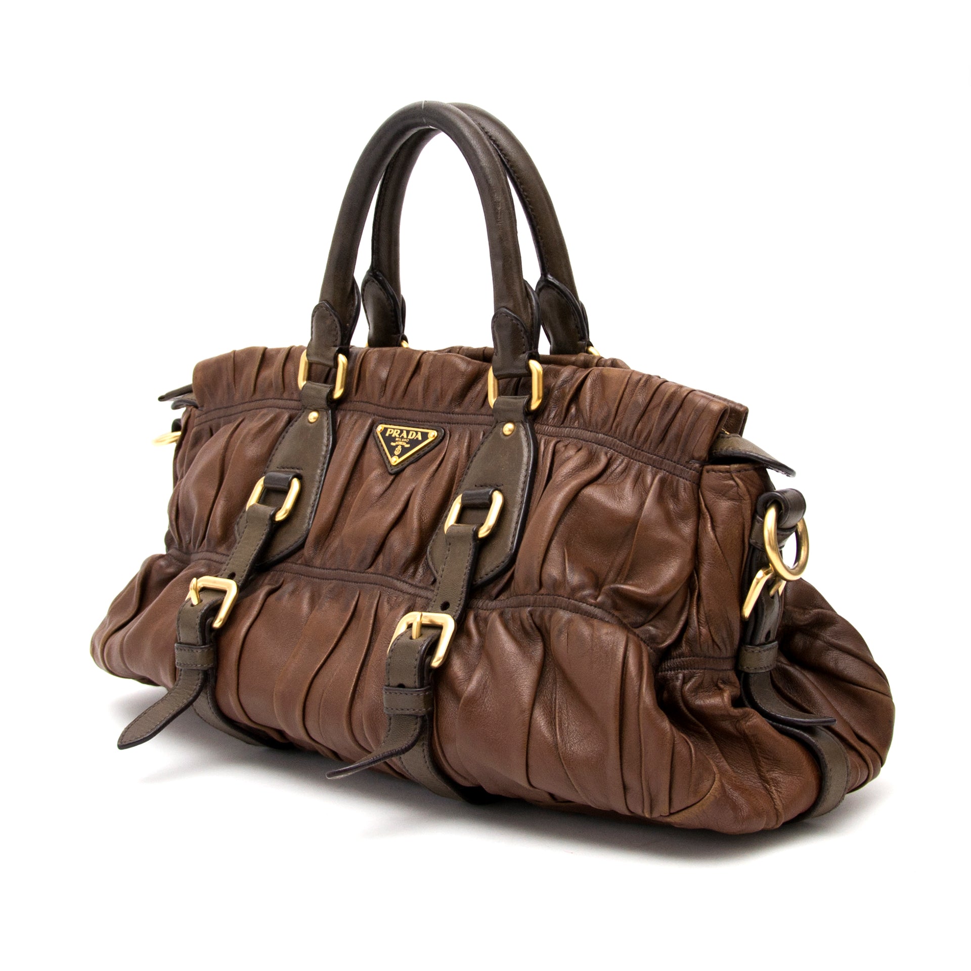 Second-hand Prada brown satchel bag for the best price at Labellov webshop. Safe and secure online shopping with 100% authenticity. Seconde main Prada brun satchel bag pour le meilleur prix.