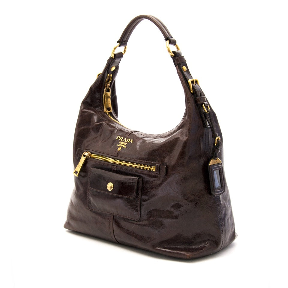 Authentieke Prada Brown Leather Shoulder Bag voor de juiste prijs bij LabelLOV vintage webshop. Veilig online winkelen. Luxe, vintage, mode. Antwerpen, België.