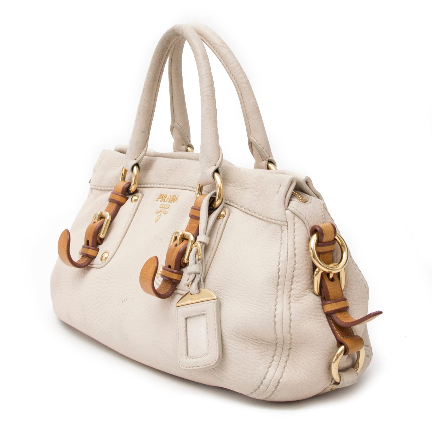 Second hand Prada cream satchel bag for the best price at Labellov webshop. Safe and secure online shopping with 100% authenticity. Seconde main Prada cream satchel sac à main pour le meilleur prix.
