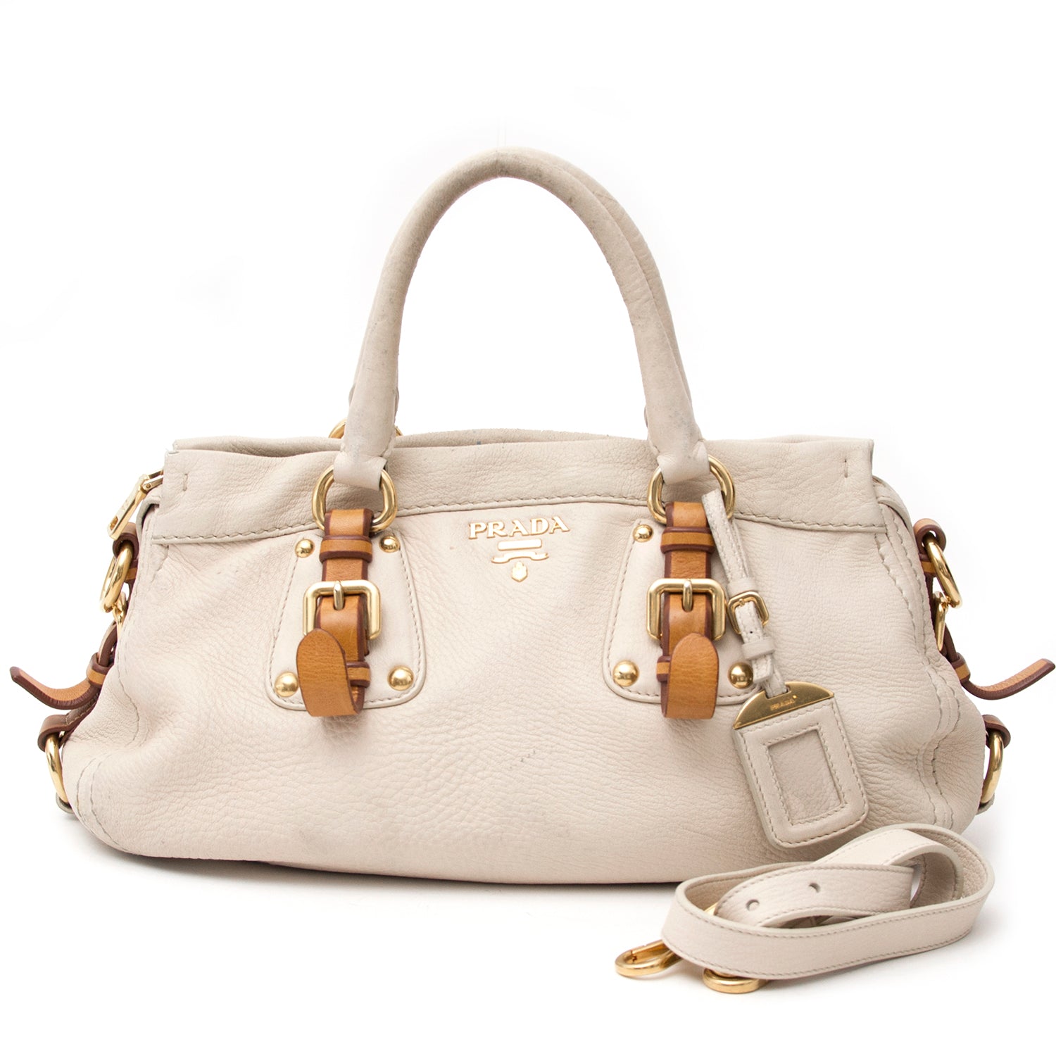 Second hand Prada satchel bag for the best price at Labellov webshop. Safe and secure online shopping with 100% authenticity. Seconde main Prada satchel sac à main pour le meilleur prix.