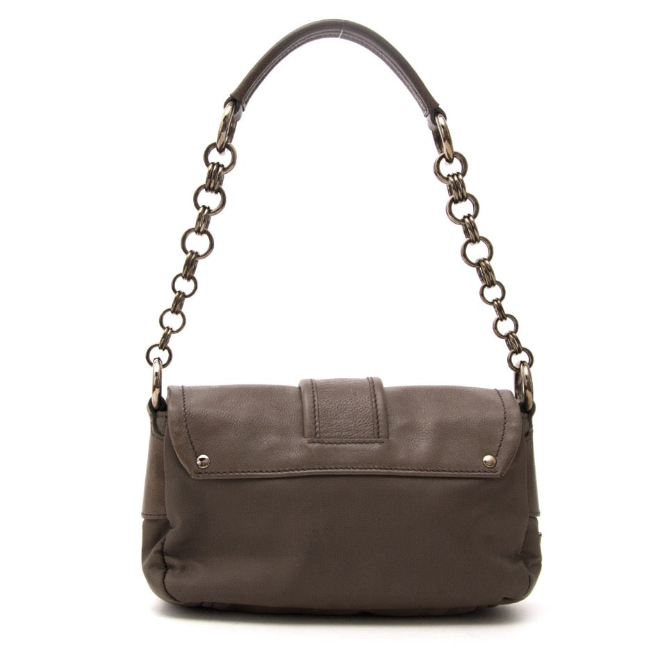 Vintage Prada shoulder bags for the best price at Labellov webshop. Safe and secure online shopping with 100% authenticity. Vintage Prada sac d'épaule pour le meilleur prix.