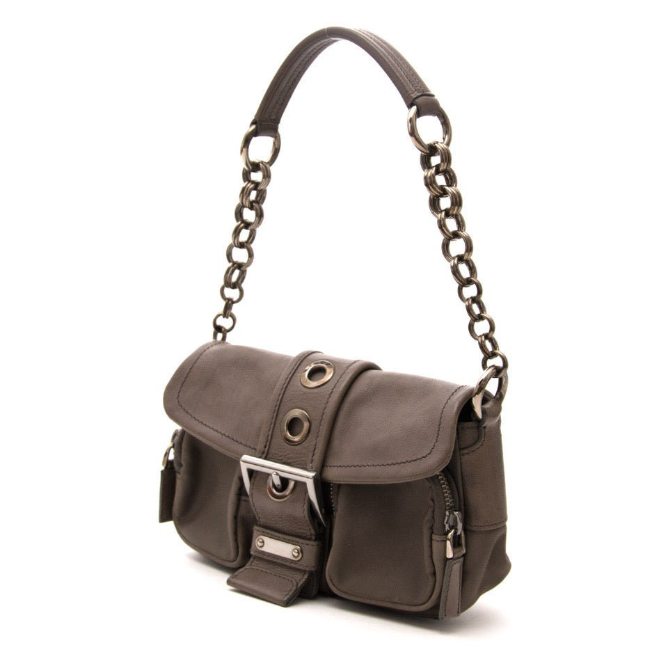 Buy vintage Prada shoulder bags for the best price at Labellov webshop. Safe and secure online shopping with 100% authenticity. Acheter vintage Prada sac d'épaule pour le meilleur prix.