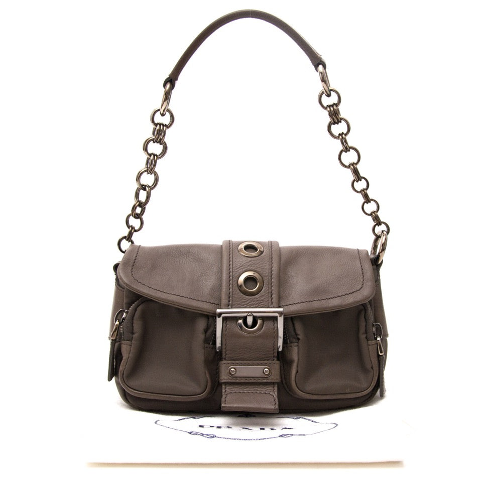 Buy vintage Prada shoulder bags for the best price at Labellov webshop. Safe and secure online shopping with 100% authenticity. Acheter vintage Prada sac d'épaule pour le meilleur prix.