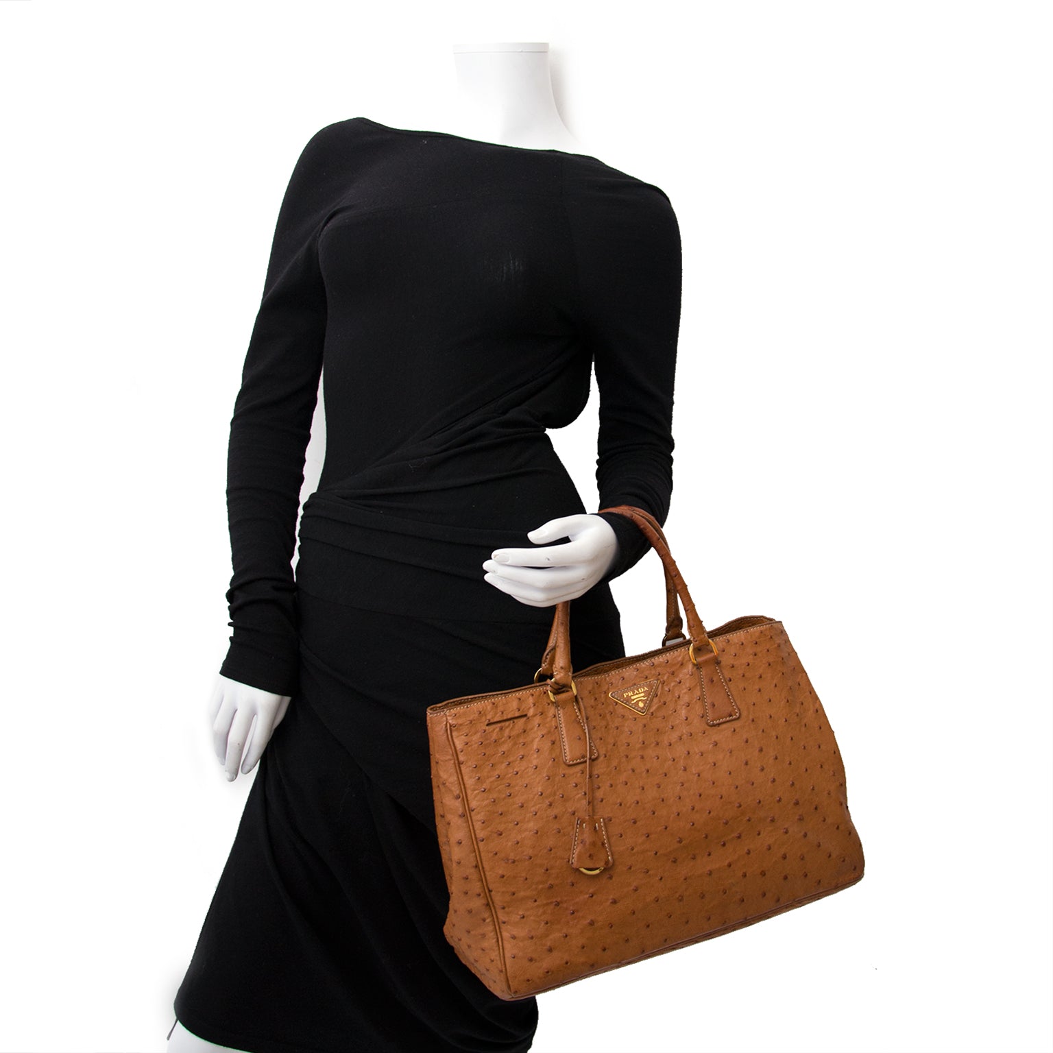 Acheter un Prada Camel Ostrich Convertable Tote Bag en ligne chez Labellov.