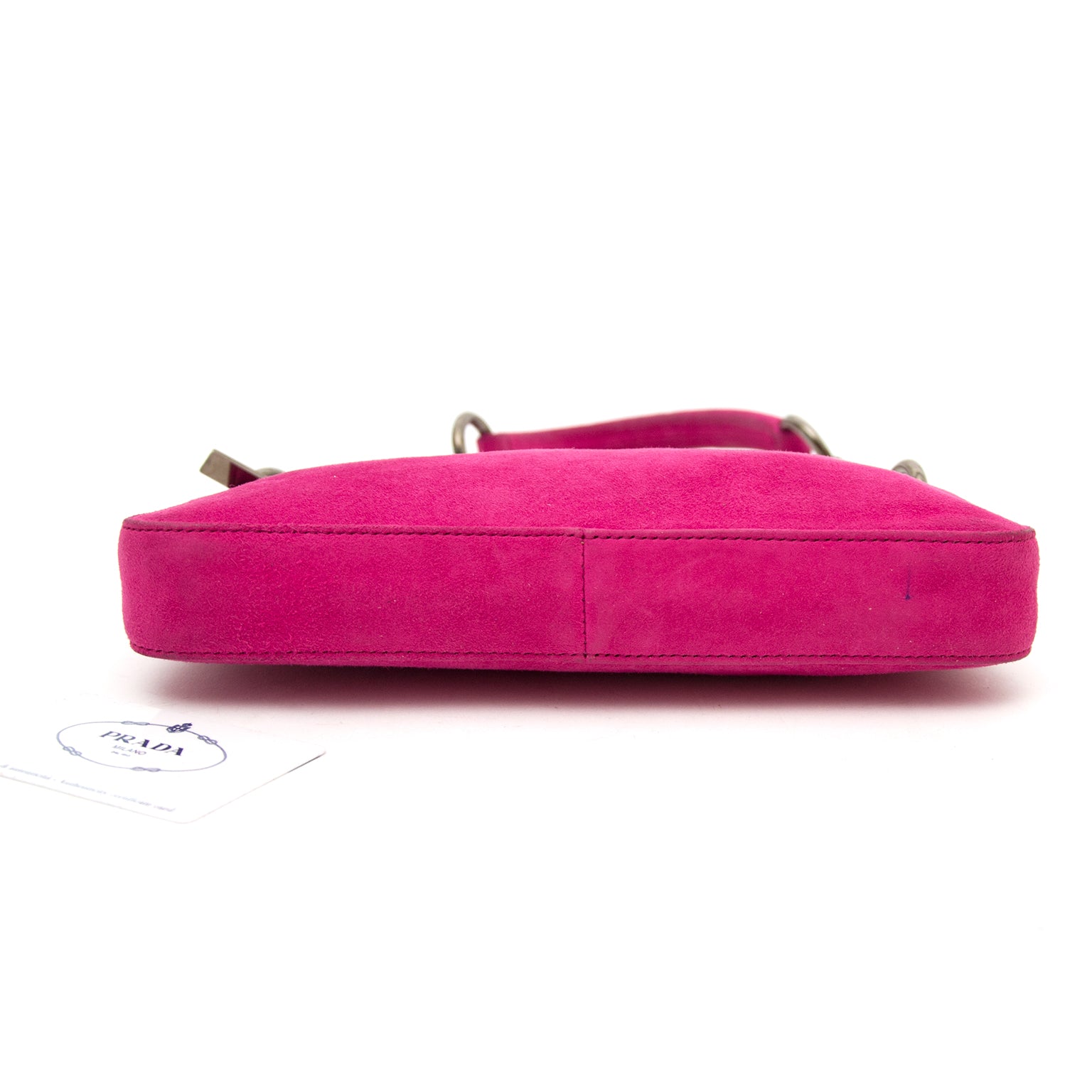 Bent u op zoek naar een 100% authentieke fuchsia handtas van het merk Prada? Shop veilig bij Labellov.