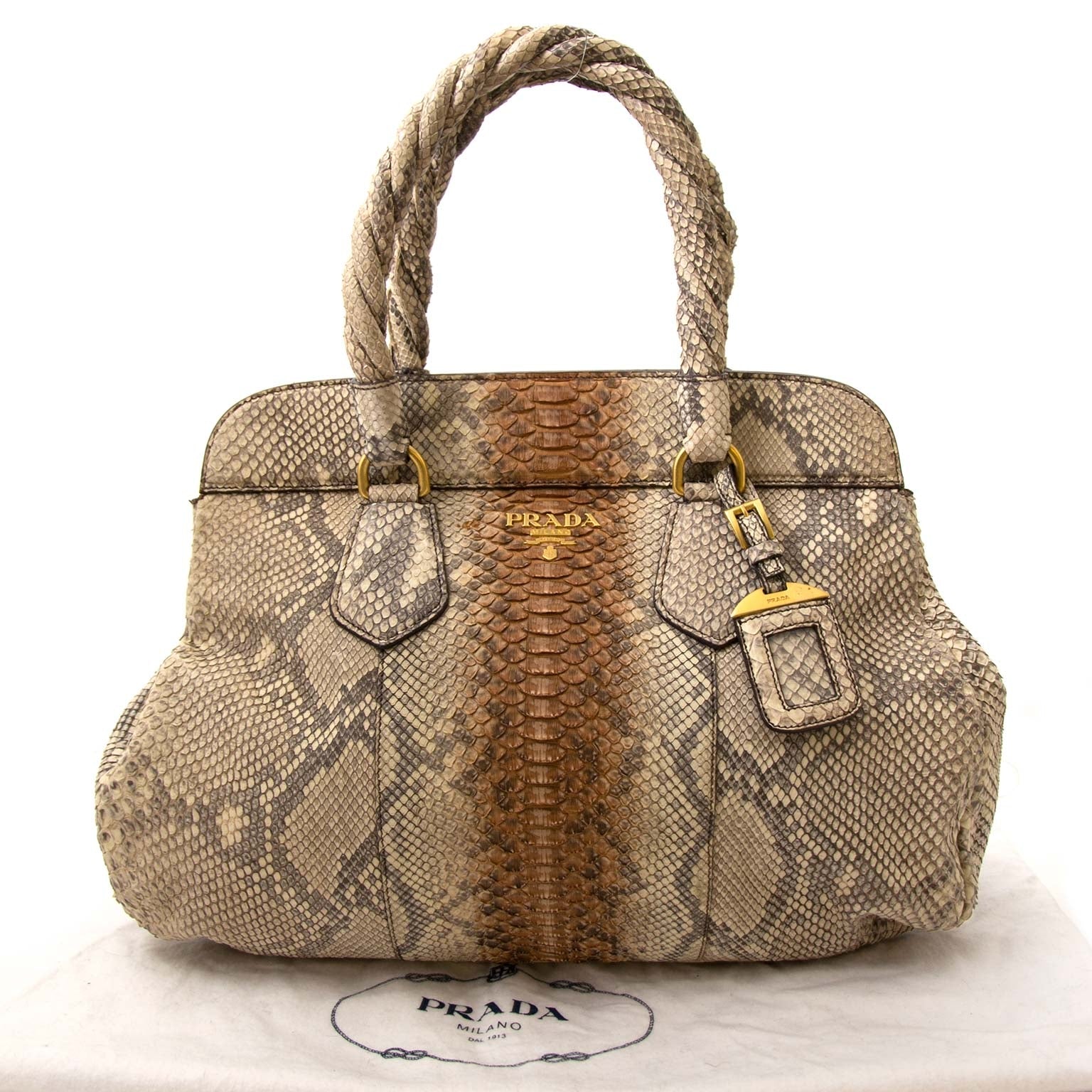 Koop authentieke tweedehands Prada tassen bij Labellov voor de laagste prijs