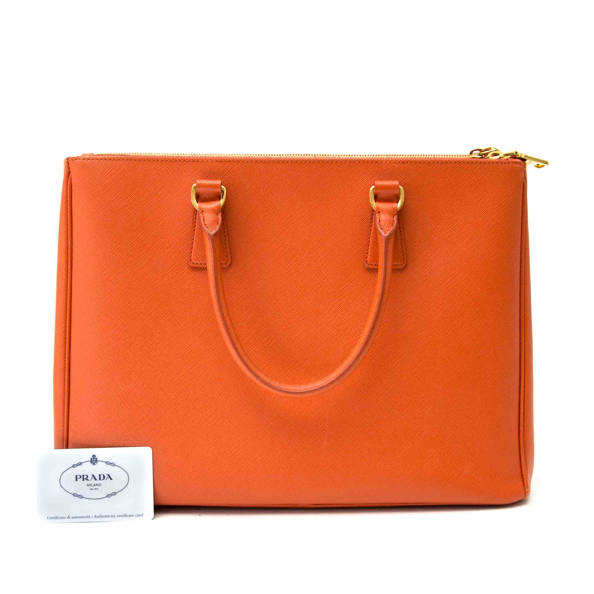 acheter en ligne chez labellov.com pour le meilleur prix prada saffiano papaya