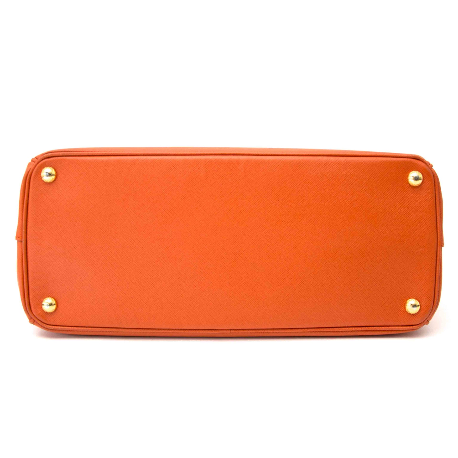 koop uw prada saffiano oranje tas nu bij labellov.com tegen de beste prijs