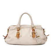 Vintage Prada cream satchel bag for the best price at Labellov webshop. Safe and secure online shopping with 100% authenticity. Vintage Prada cream satchel sac à main pour le meilleur prix.