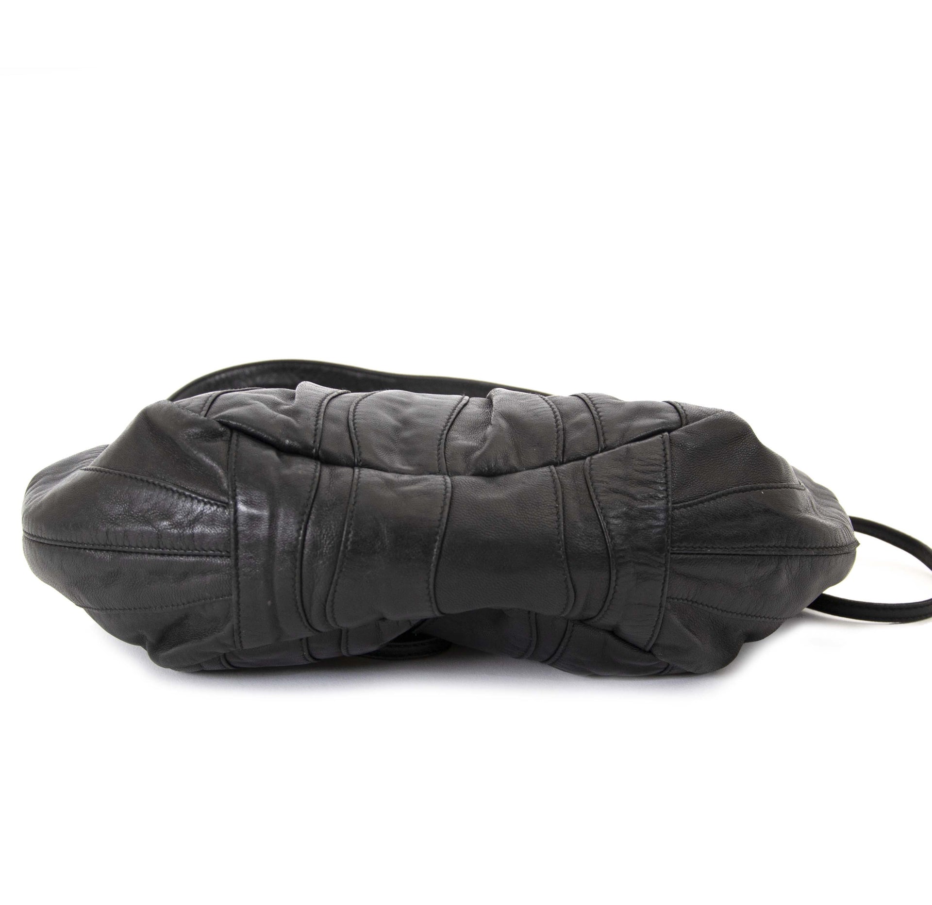 Achetez secur en ligne votre sac en cuir noir de Prada pour le meilleur prix chez Labellov à Anvers Belgique