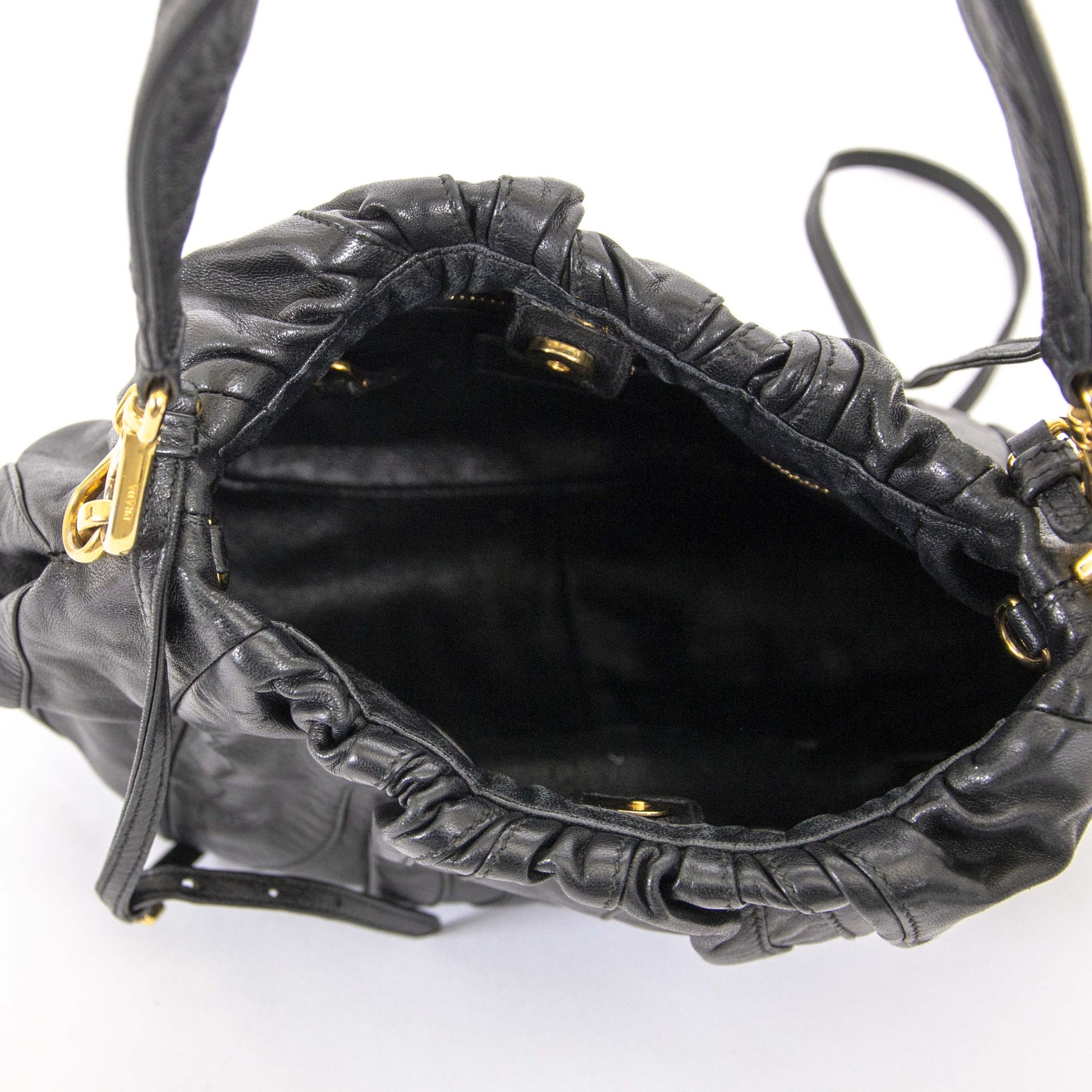 Prada Round Black Leather Shoulder Bag te koop aan de beste prijs bij Labellov tweedehands luxe in Antwerpen