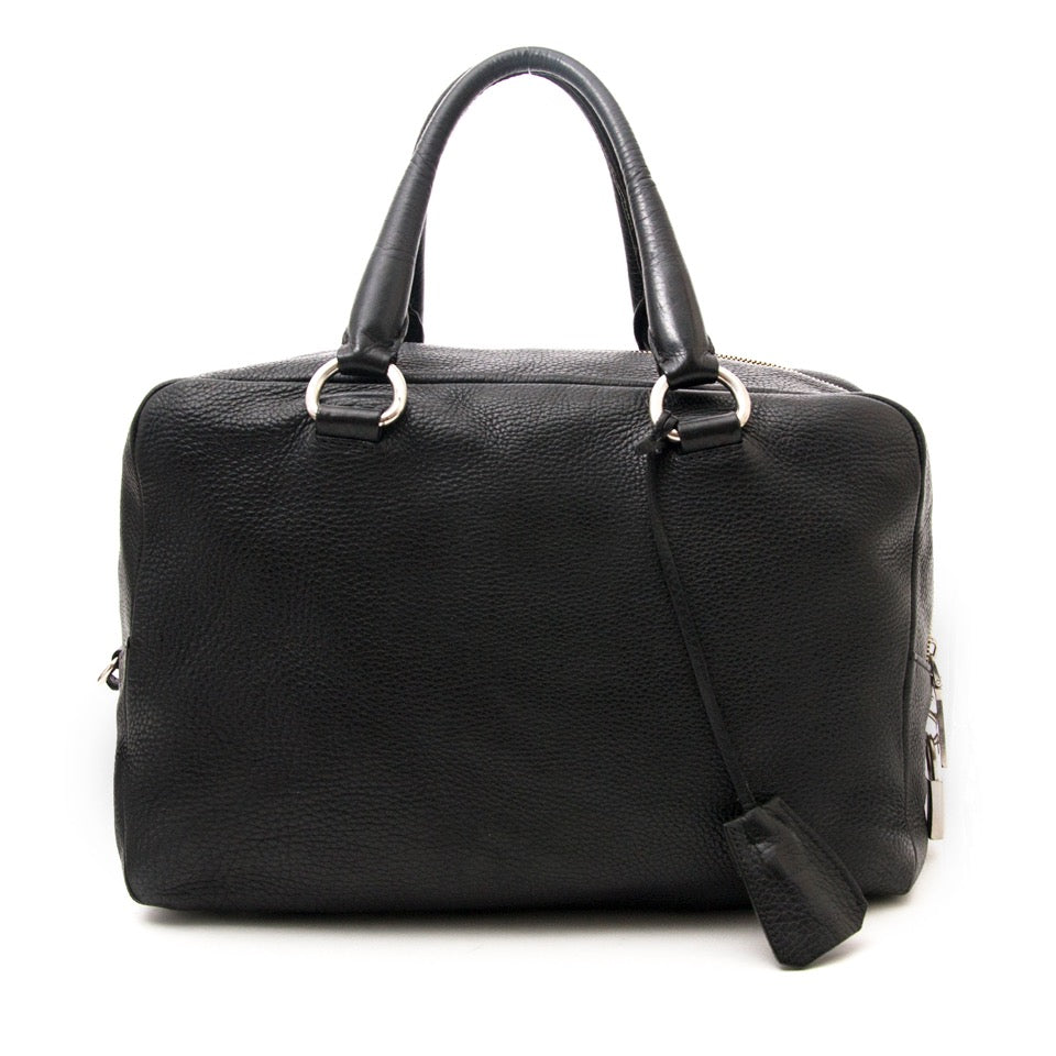 Vintage Prada Boston bag for the best price at Labellov webshop. Safe and secure online shopping with 100% authenticity. Vintage Prada Boston bag pour le meilleur prix.