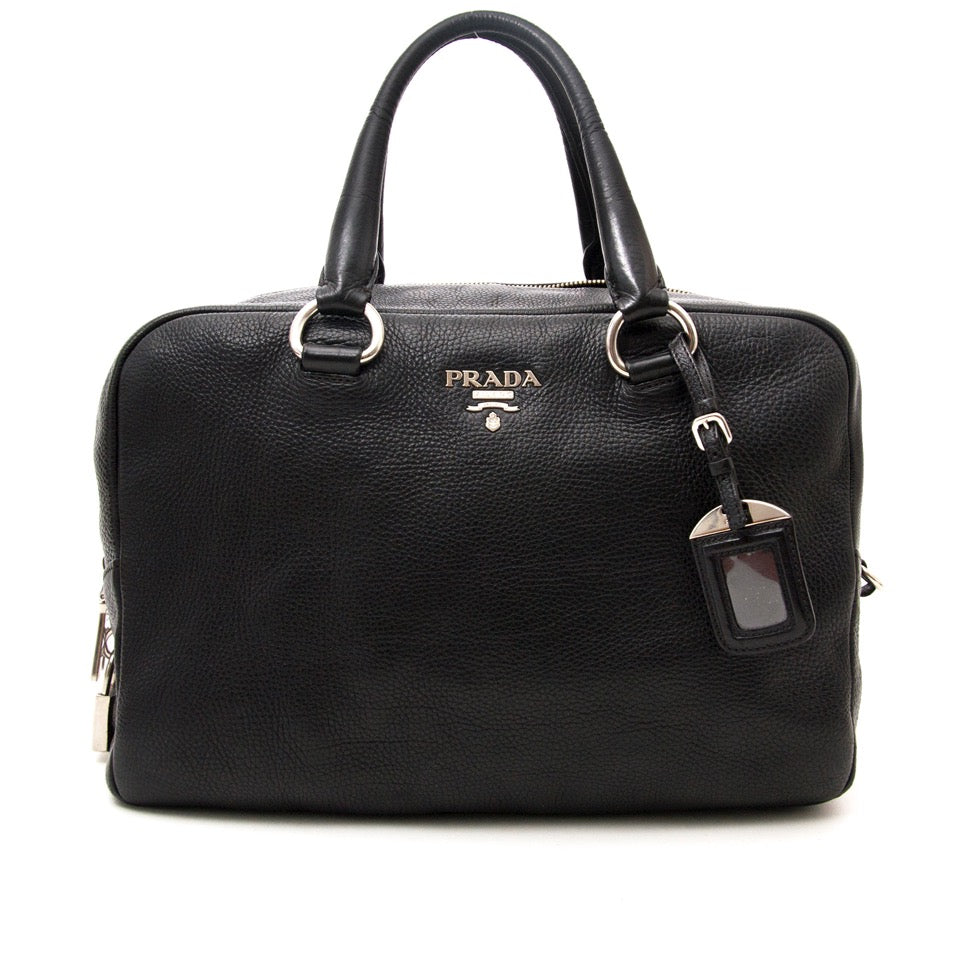 Vintage Prada Boston bag for the best price at Labellov webshop. Safe and secure online shopping with 100% authenticity. Vintage Prada Boston bag pour le meilleur prix.
