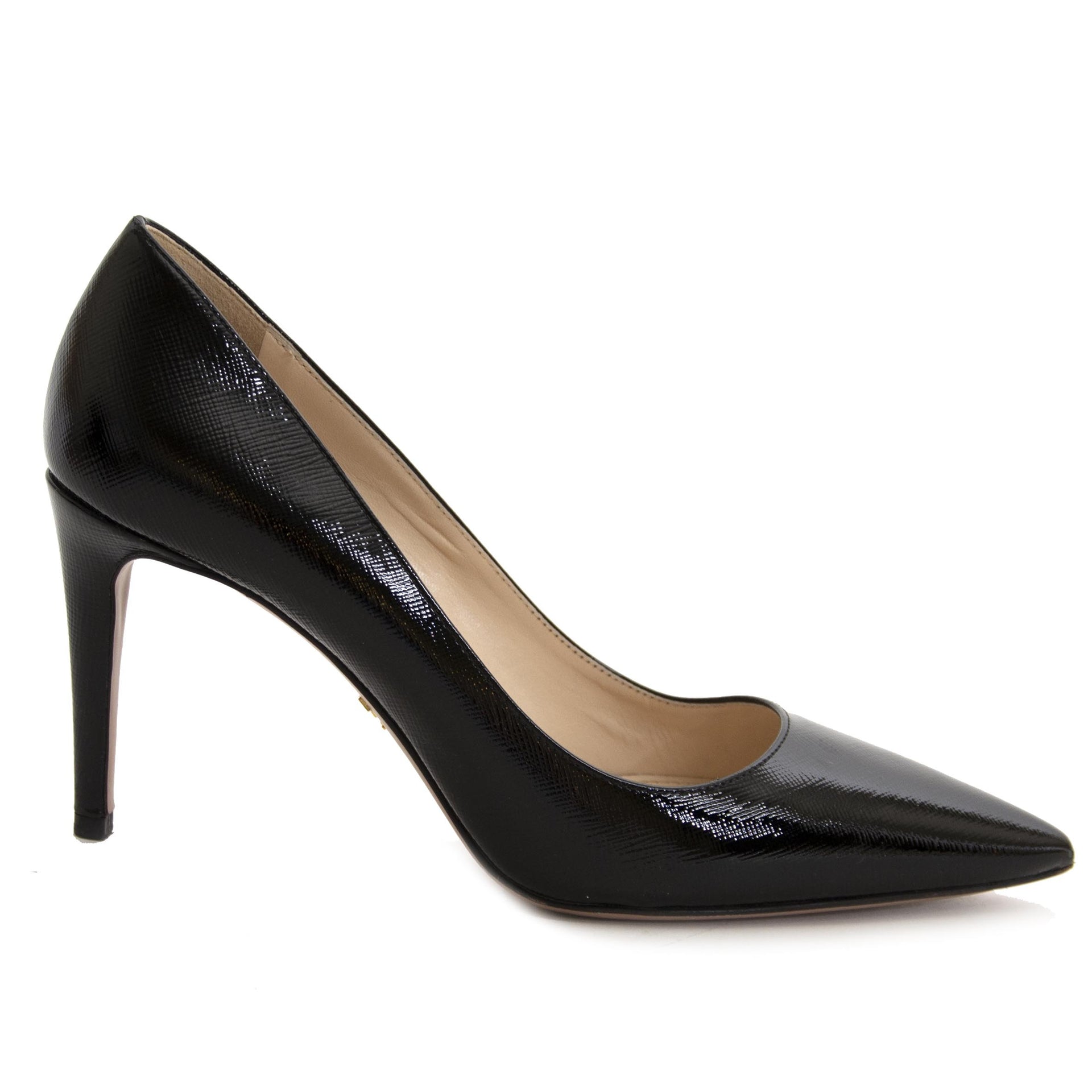 Prada Black Saffiano Patent Leather Pump (Labellov). For the best price at LabelLov. Pour le meilleur prix à LabelLOV. Voor de beste prijs bij LabelLOV.