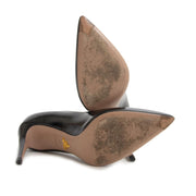 Prada Black Saffiano Patent Leather Pump (Labellov). For the best price at LabelLov. Pour le meilleur prix à LabelLOV. Voor de beste prijs bij LabelLOV.