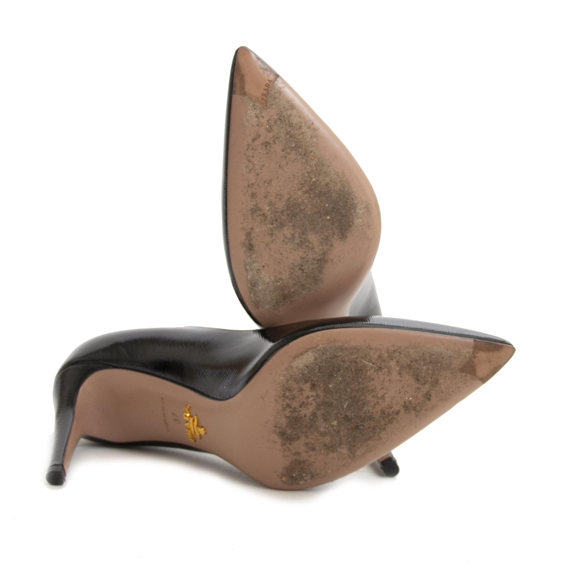 Prada Black Saffiano Patent Leather Pump (Labellov). For the best price at LabelLov. Pour le meilleur prix à LabelLOV. Voor de beste prijs bij LabelLOV.