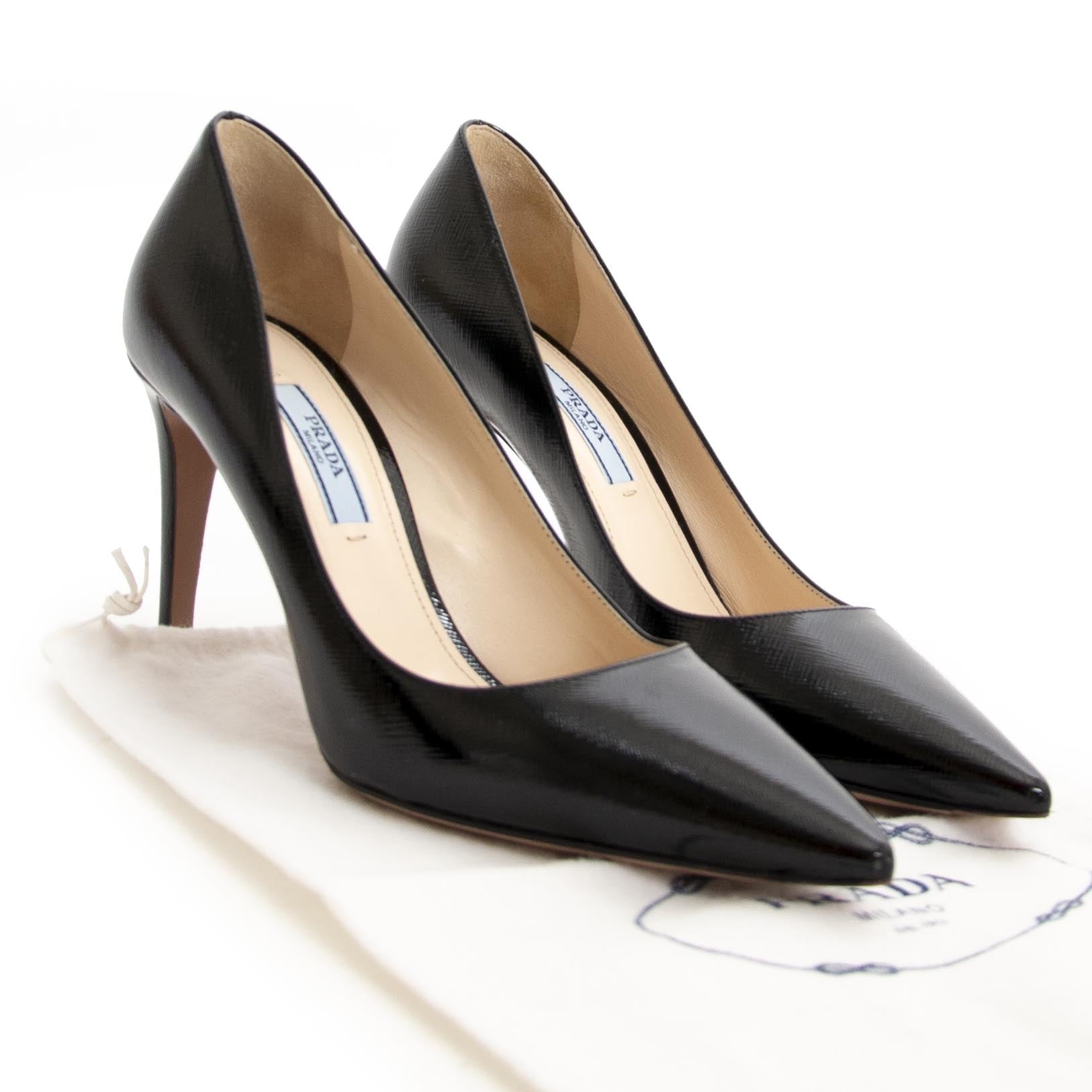 Prada Black Saffiano Patent Leather Pump (Labellov). For the best price at LabelLov. Pour le meilleur prix à LabelLOV. Voor de beste prijs bij LabelLOV.