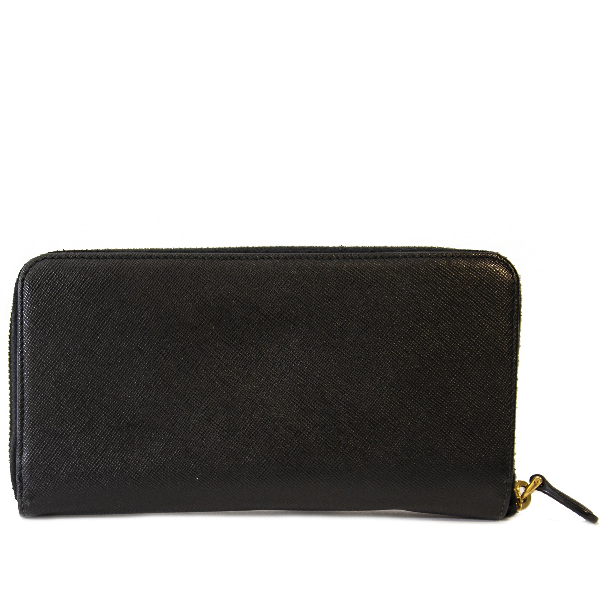Prada Black Portafoglio Lampo Wallet. Koop authentieke tweedehands Prada portefeuille online bij LabelLOV. Safe and secure online shopping. Buy authentic secondhand Prada wallet online at Labellov. Acheter un authentique portefeuille prada en ligne.