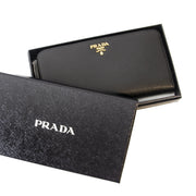 Prada Black Portafoglio Lampo Wallet. Koop authentieke tweedehands Prada portefeuille online bij LabelLOV. Safe and secure online shopping. Buy authentic secondhand Prada wallet online at Labellov. Acheter un authentique portefeuille prada en ligne.