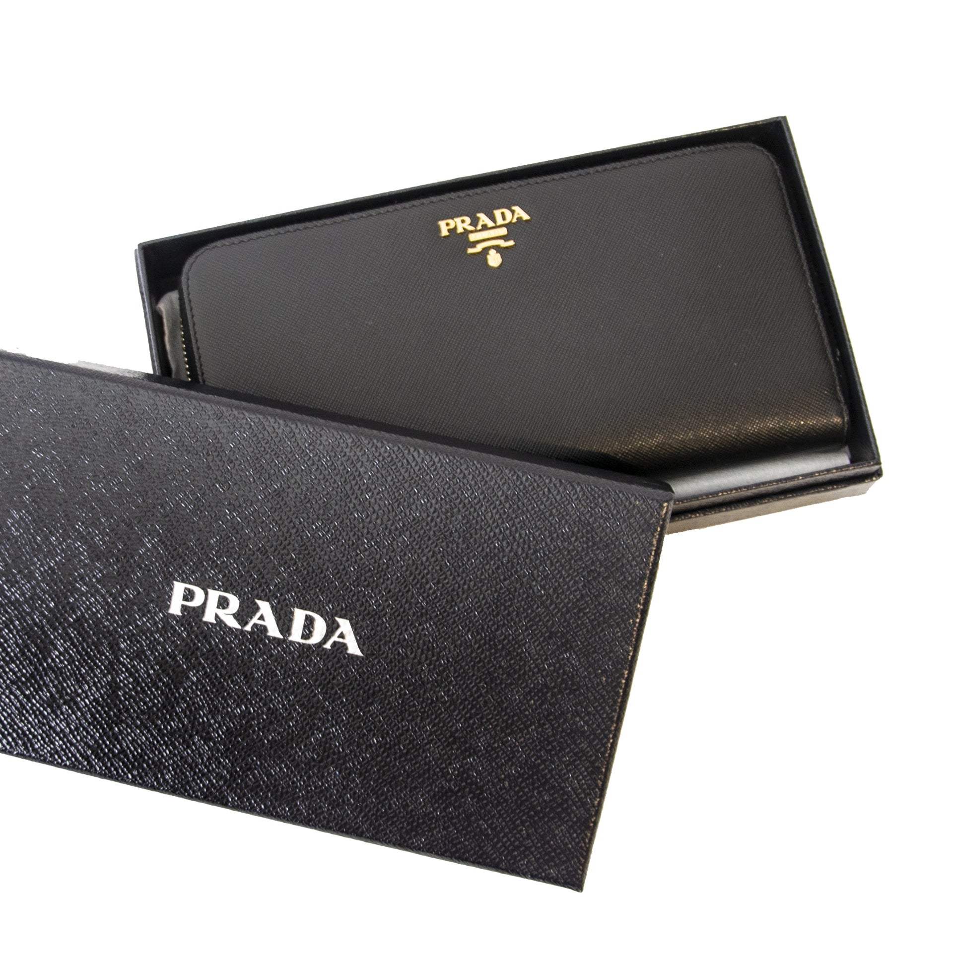 Prada Black Portafoglio Lampo Wallet. Koop authentieke tweedehands Prada portefeuille online bij LabelLOV. Safe and secure online shopping. Buy authentic secondhand Prada wallet online at Labellov. Acheter un authentique portefeuille prada en ligne.