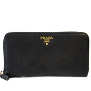 Prada Black Portafoglio Lampo Wallet. Koop authentieke tweedehands Prada portefeuille online bij LabelLOV. Safe and secure online shopping. Buy authentic secondhand Prada wallet online at Labellov. Acheter un authentique portefeuille prada en ligne.