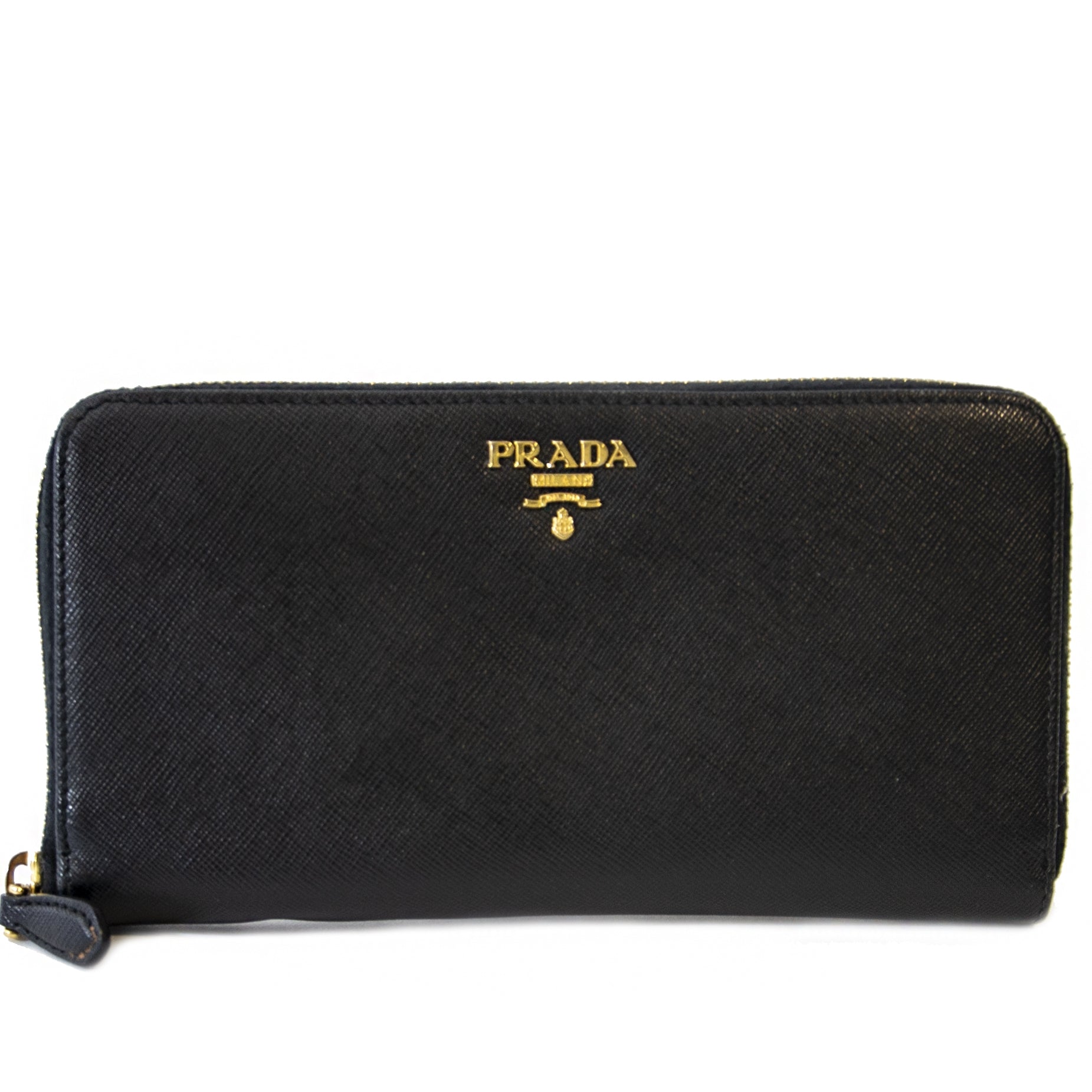 Prada Black Portafoglio Lampo Wallet. Koop authentieke tweedehands Prada portefeuille online bij LabelLOV. Safe and secure online shopping. Buy authentic secondhand Prada wallet online at Labellov. Acheter un authentique portefeuille prada en ligne.