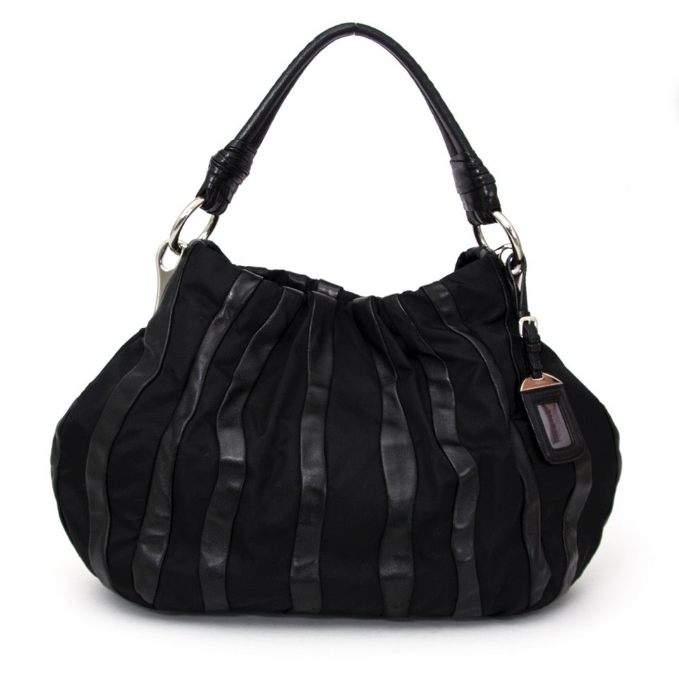 Authentieke Prada Black Schoudertas leder en nylon voor de juiste prijs bij LabelLOV vintage webshop. Prada Black Shoulder Bag Leather and nylon. Veilig online winkelen. Luxe, vintage, mode. Antwerpen, België.