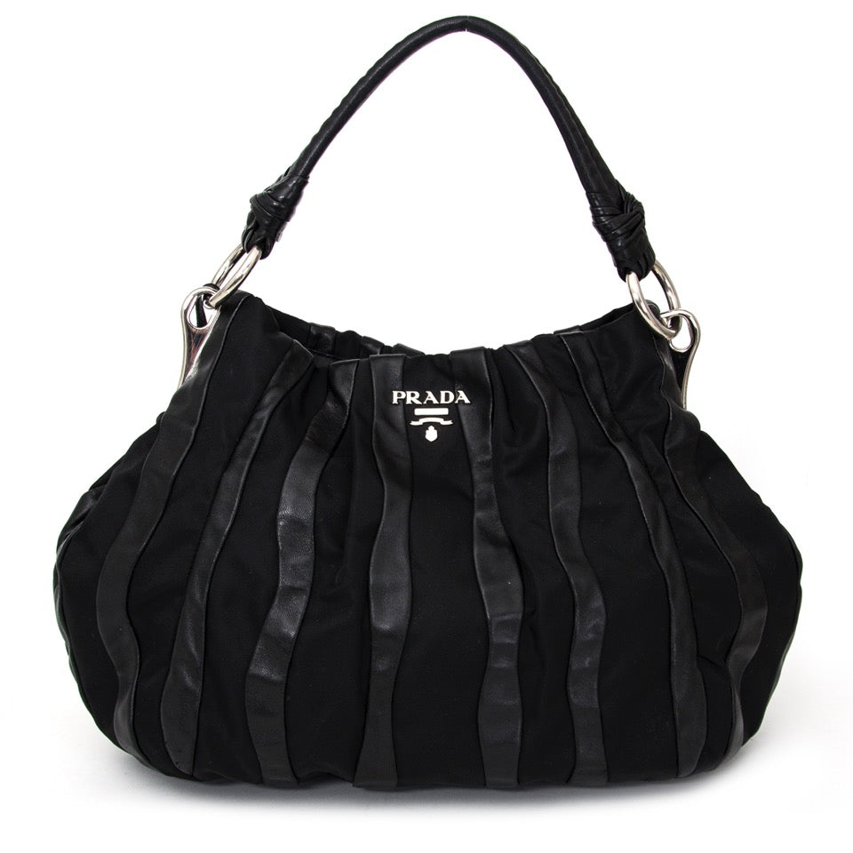 Authentieke Prada Black Schoudertas leder en nylon voor de juiste prijs bij LabelLOV vintage webshop. Prada Black Shoulder Bag Leather and nylon. Veilig online winkelen. Luxe, vintage, mode. Antwerpen, België.