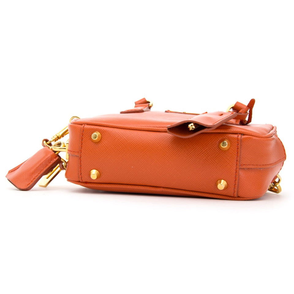 Authentieke Prada Oranje clutch tasje met gouden details voor de juiste prijs bij LabelLOV vintage webshop. Prada orange chain bag golden details. Veilig online winkelen. Luxe, vintage, mode. Antwerpen, België.