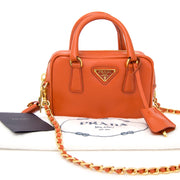Authentieke Prada Oranje clutch tasje met gouden details voor de juiste prijs bij LabelLOV vintage webshop. Prada orange chain bag golden details. Veilig online winkelen. Luxe, vintage, mode. Antwerpen, België.