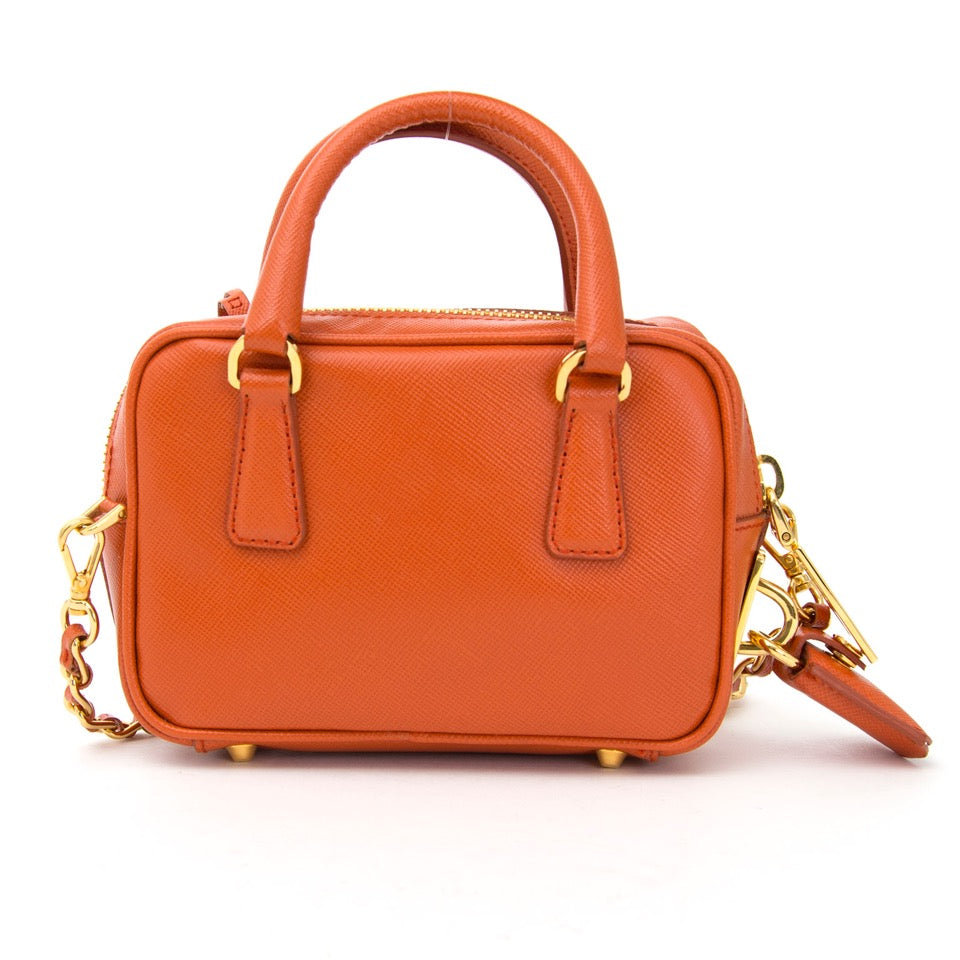 Authentieke Prada Oranje clutch tasje met gouden details voor de juiste prijs bij LabelLOV vintage webshop. Prada orange chain bag golden details. Veilig online winkelen. Luxe, vintage, mode. Antwerpen, België.