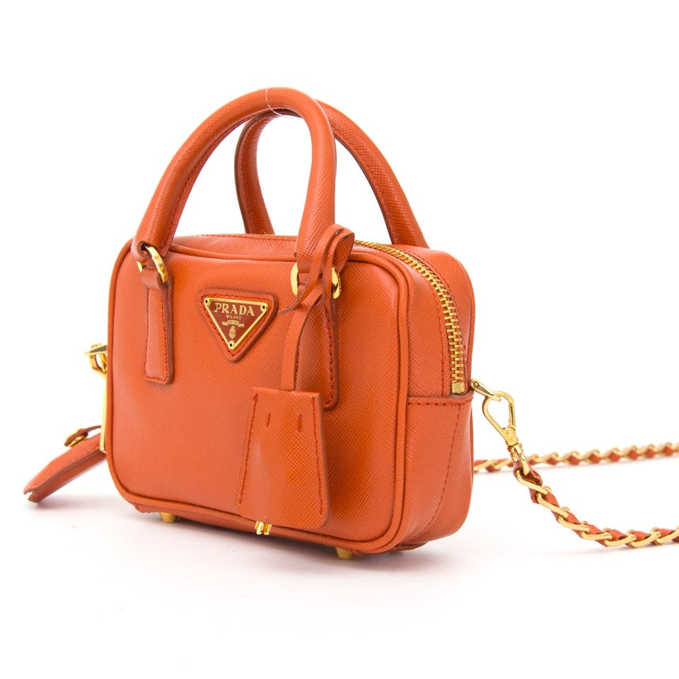 Authentieke Prada Oranje clutch tasje met gouden details voor de juiste prijs bij LabelLOV vintage webshop. Prada orange chain bag golden details. Veilig online winkelen. Luxe, vintage, mode. Antwerpen, België.