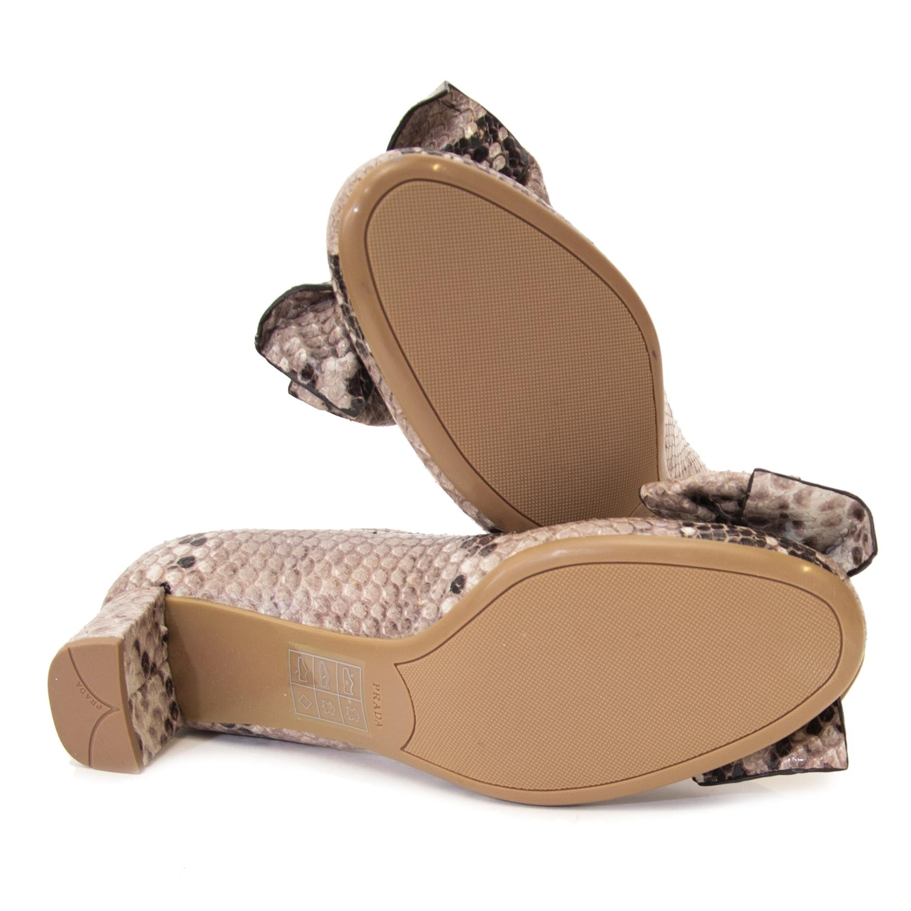 Tweedehands Prada schoenen bij Labellov. online webshop voor vintage designer handtassen