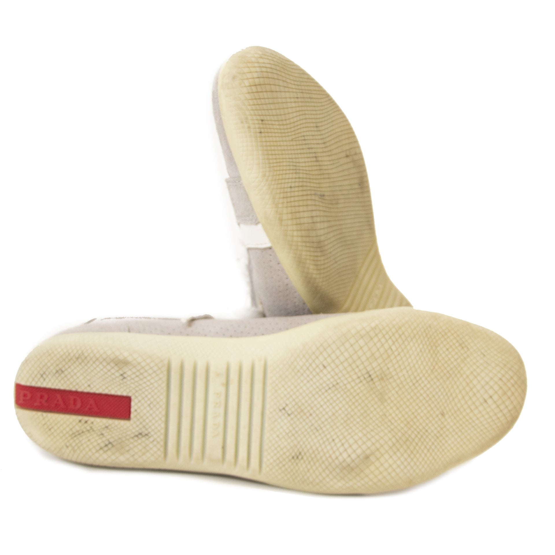 tweedehands grijze Prada sneakers bij Labellov. Online winkelen voor een eerlijke prijs