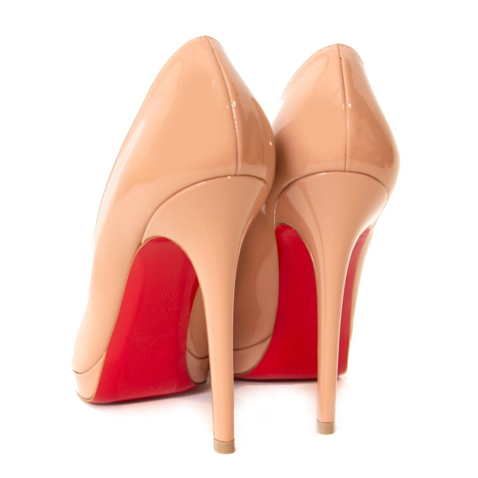Op zoek naar Louboutin nude patent pumps? Nu te koop bij labellov.com tegen de beste prijs.