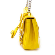 Compra una cartera Ralph Lauren patent autentica en el color amarillo muy en moda para el precio correcto en LabelLOV Amberes.