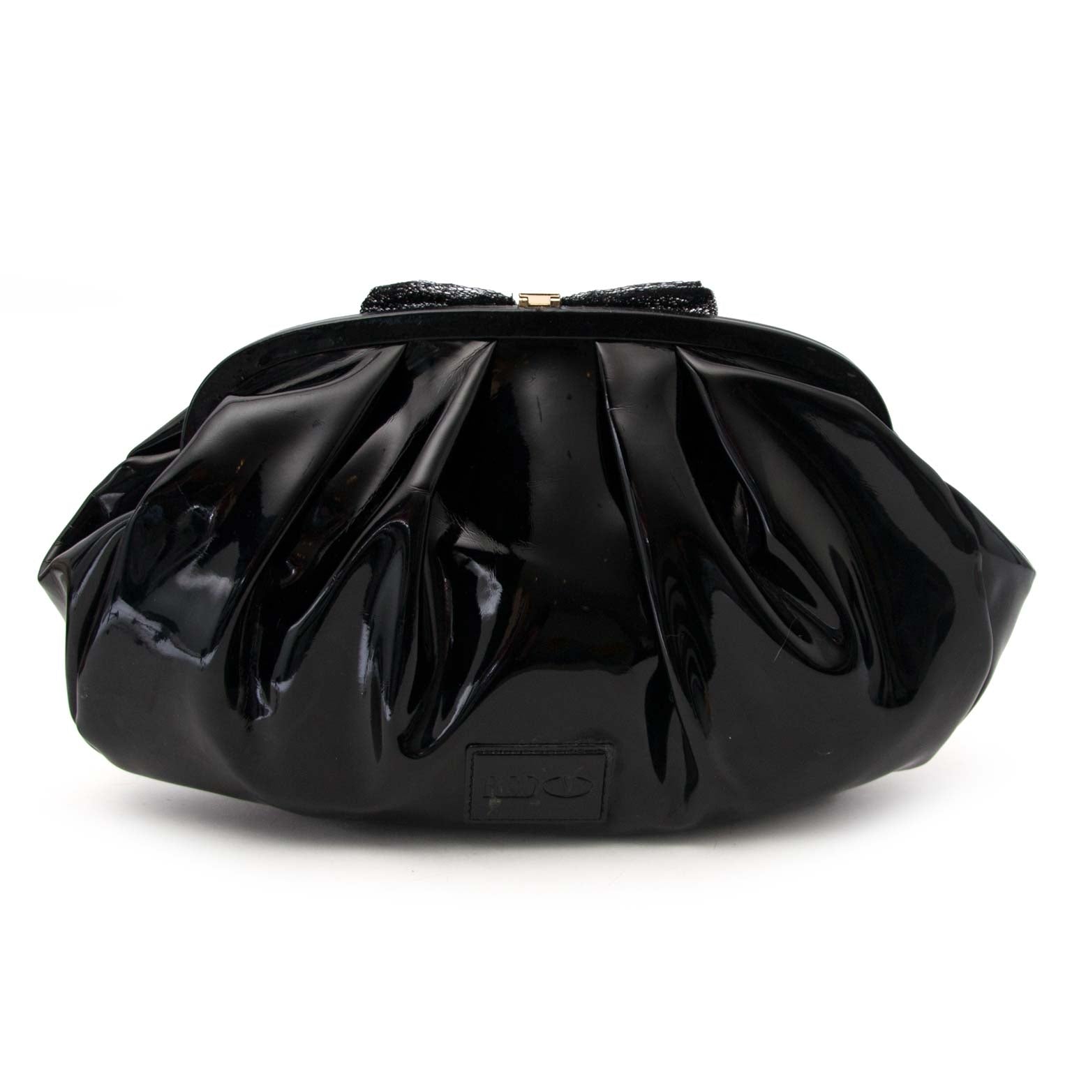 Valentino 'Red' Black Patent Clutch With Bow Buy authentic designer Valentino secondhand bags at Labellov at the best price. Safe and secure shopping. Koop tweedehands authentieke Valentino tassen bij designer webwinkel labellov.
