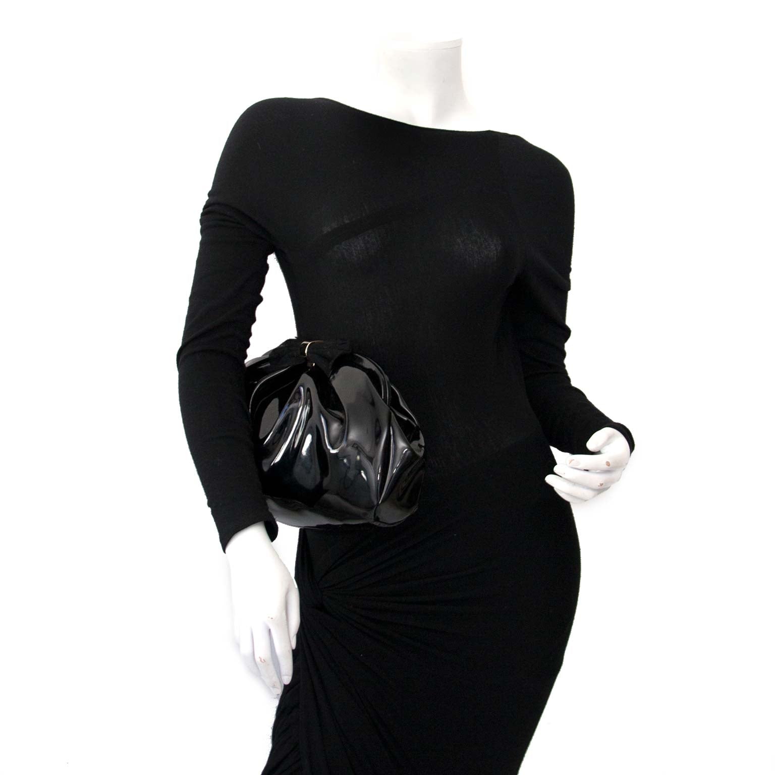 Valentino 'Red' Black Patent Clutch With Bow Buy authentic designer Valentino secondhand bags at Labellov at the best price. Safe and secure shopping. Koop tweedehands authentieke Valentino tassen bij designer webwinkel labellov.