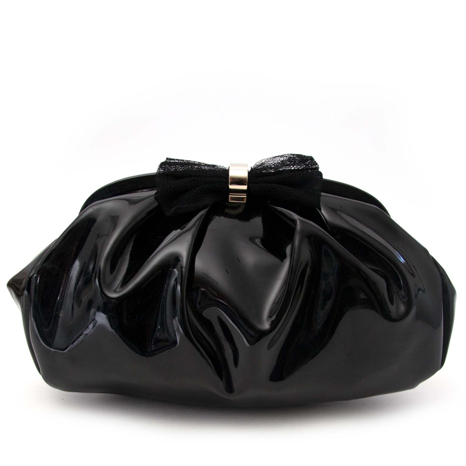 Valentino 'Red' Black Patent Clutch With Bow Buy authentic designer Valentino secondhand bags at Labellov at the best price. Safe and secure shopping. Koop tweedehands authentieke Valentino tassen bij designer webwinkel labellov.