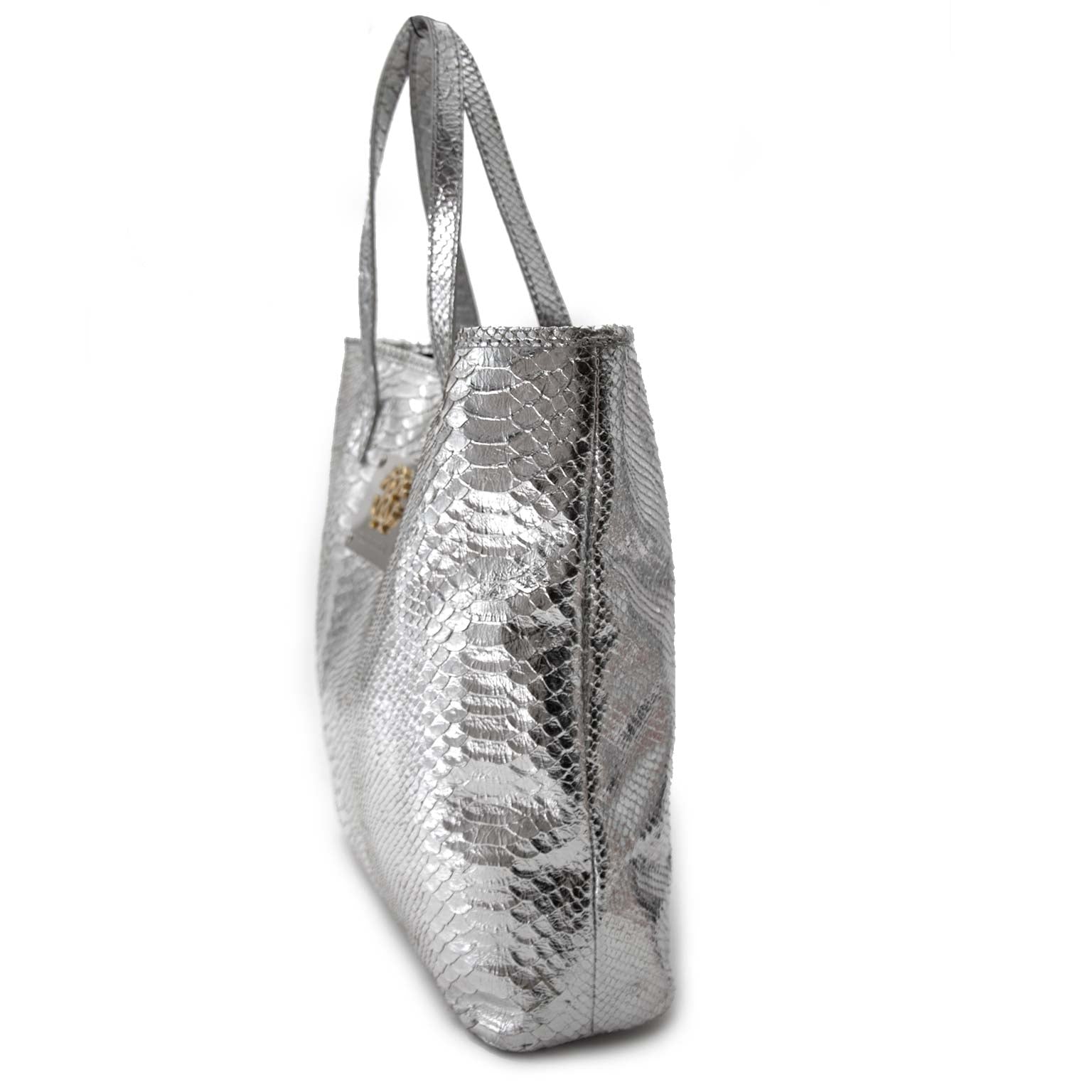 Roberto Cavalli Silver Python Bag Buy authentic designer Roberto Cavalli secondhand bags at Labellov at the best price. Safe and secure shopping. Koop tweedehands authentieke Roberto Cavalli tassen bij designer webwinkel labellov.