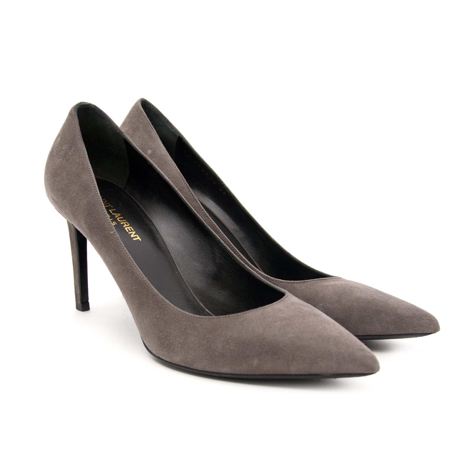 Saint Laurent Suede Court Pumps aan de beste prijs bij Labellov. Koop en verkoop uw handtassen en accessoires.